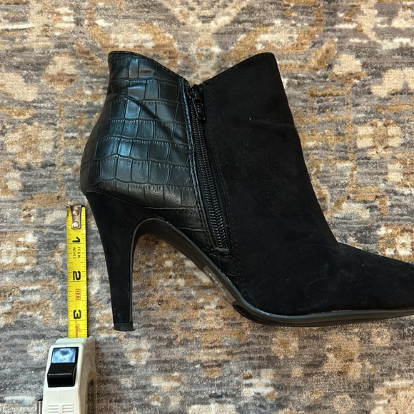 Express black booties. Size 6 - Picture 4 of 4